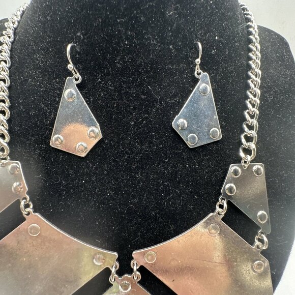 Matching Set Geometric SilverTone Metal Bib Necklace Earrings Chain 16” 3.5”ext - Picture 4 of 10